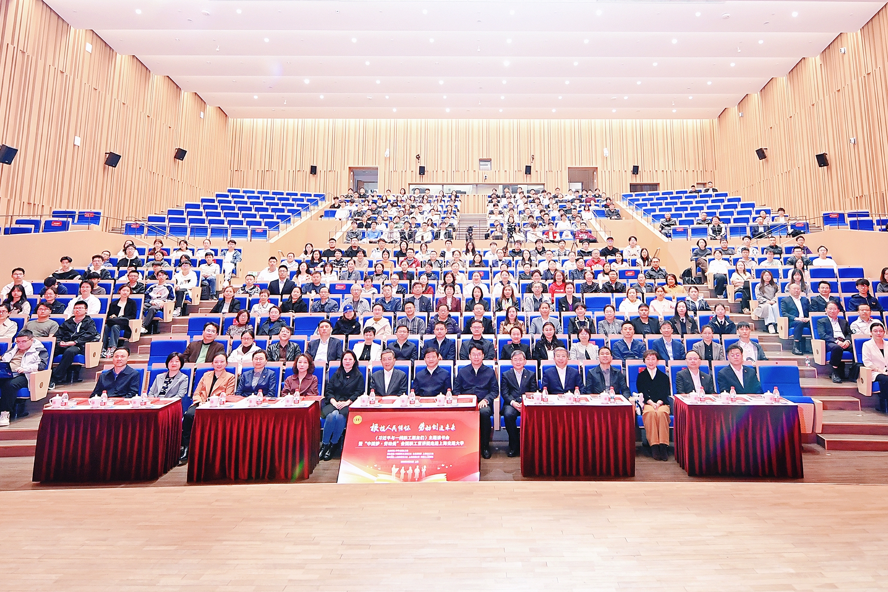 与劳模面对面 | 一起听他们的劳动故事