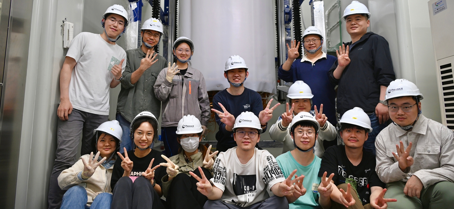 PandaX合作组完成对氙-136双中微子双贝塔衰变能谱最系统、精确实验研究，并获得国际领先精度的半衰期测量结果