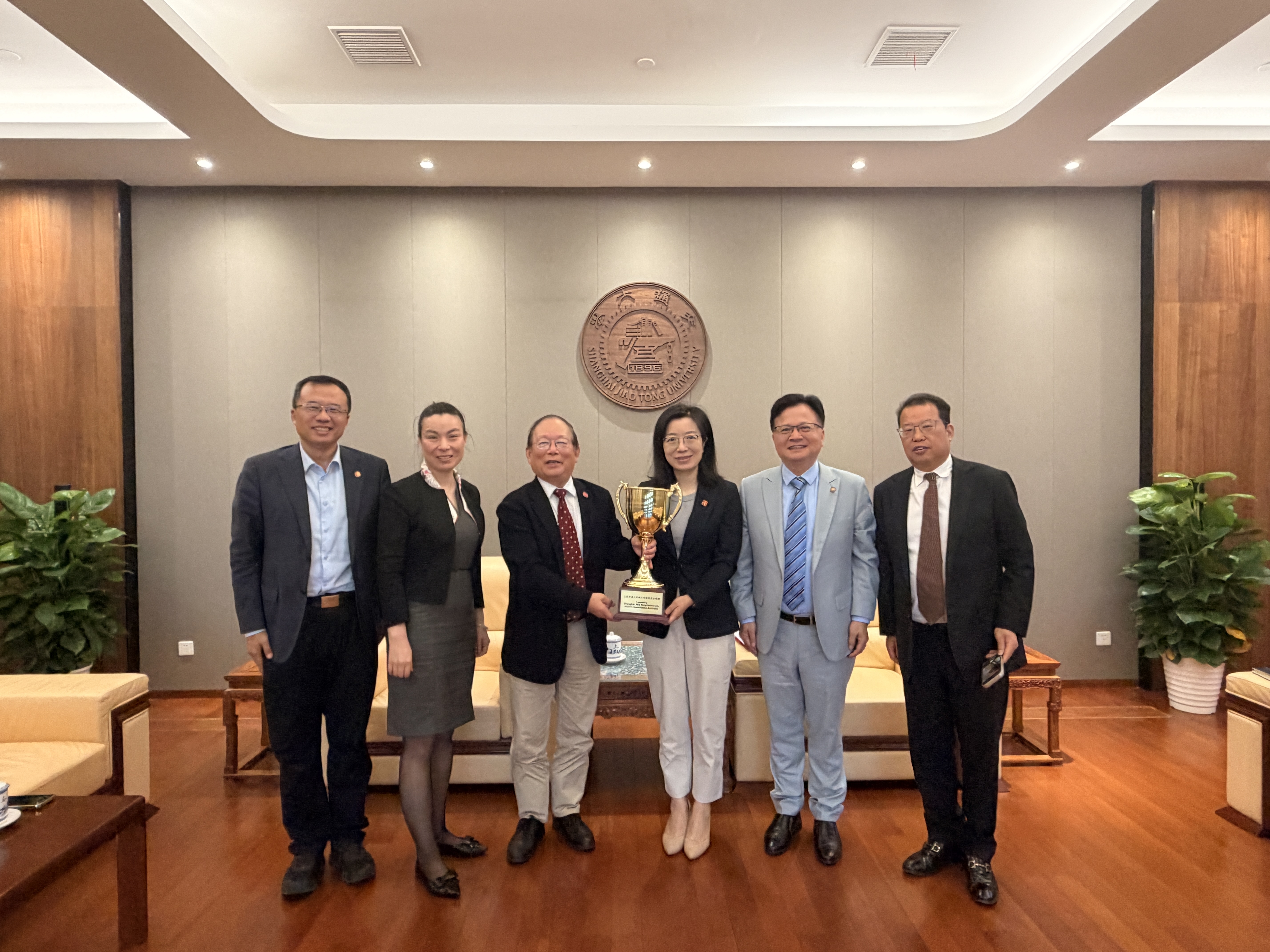 校领导会见澳大利亚校友会代表团一行