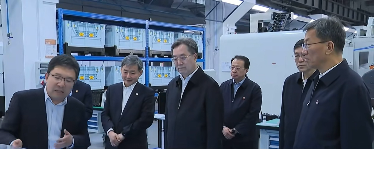 丁薛祥在上海交通大学等单位调研基础研究