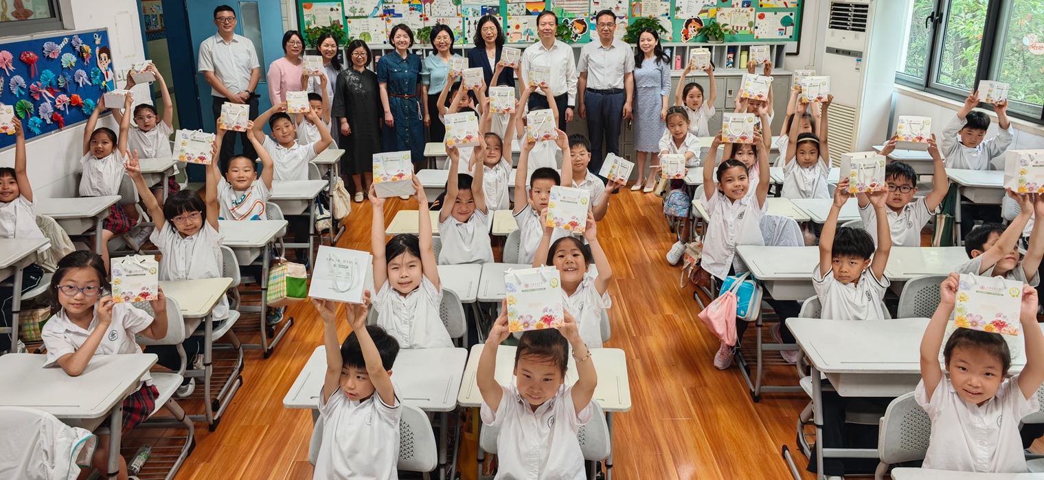 交大专属六一礼物送达各附属学校