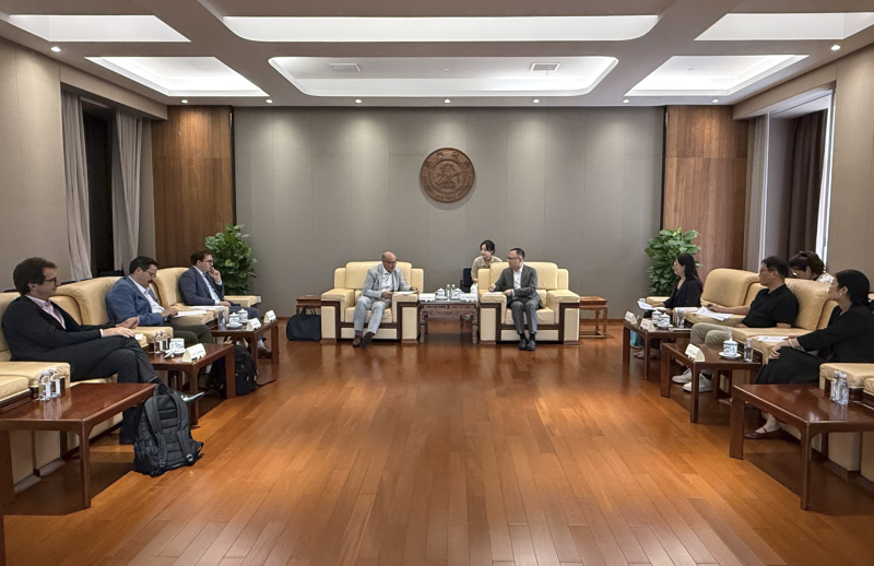 上海交大校领导会见法国格勒诺布尔-阿尔卑斯大学校长一行