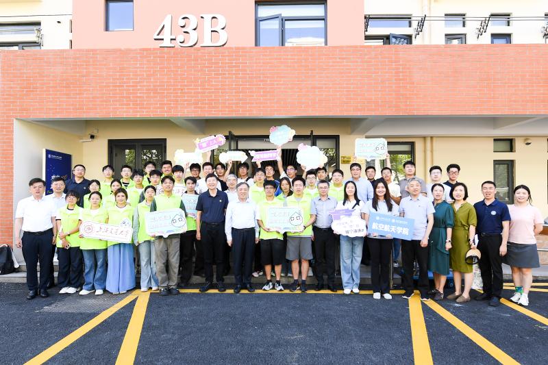 校领导深入迎新现场走访慰问并看望2026级新生
