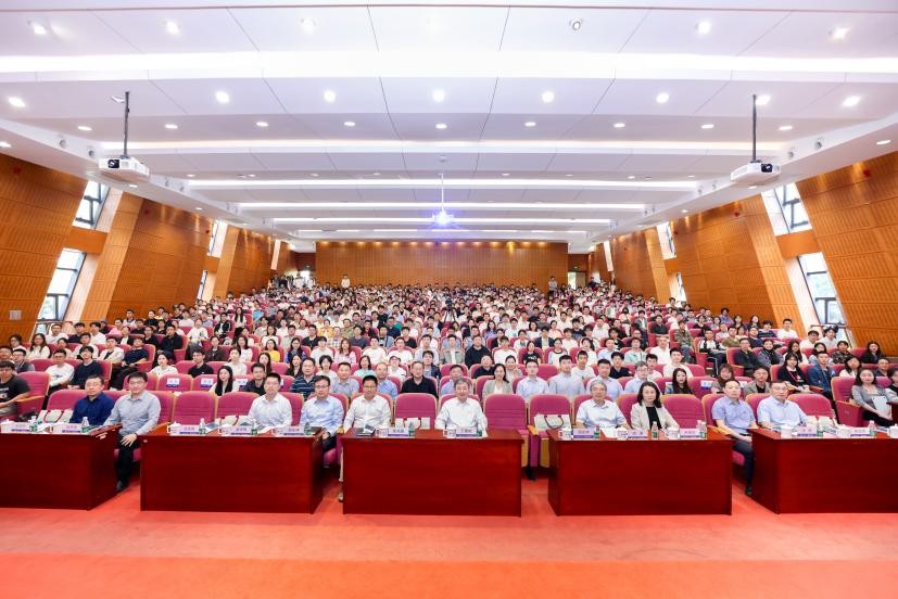 弦歌百卅 思启三百 丁奎岭校长做客第300期大师讲坛分享合成创造未来