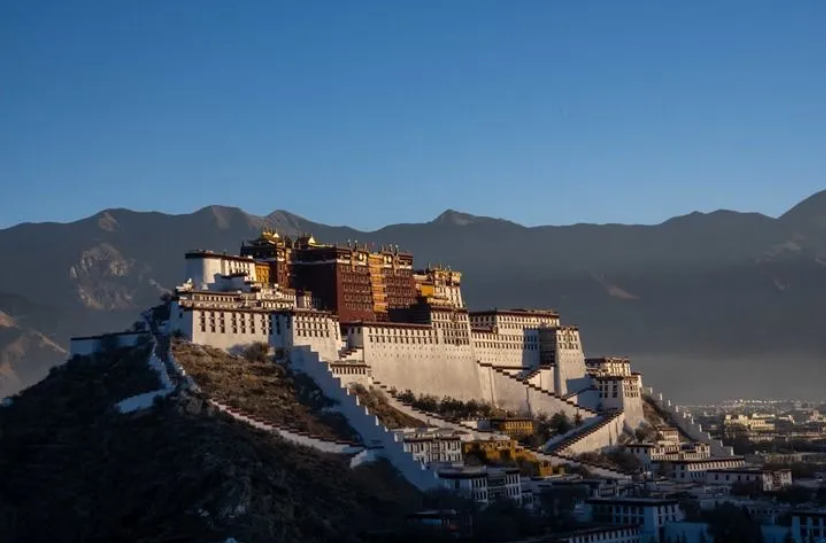 跨越数千公里，独自进藏旅游，交大这位九旬老校友如何做到？